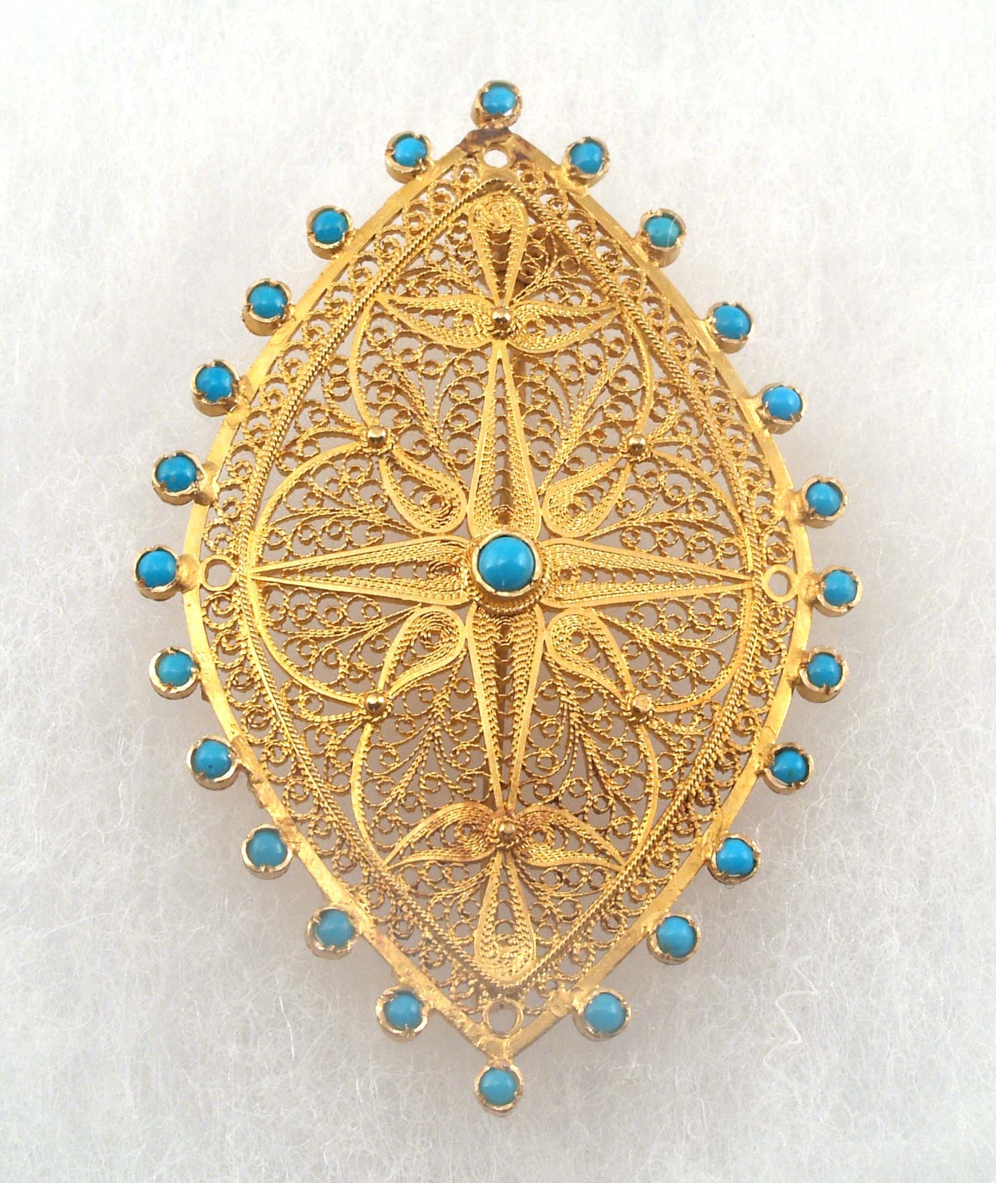HE-Brooch in high karat gold filigree with turquoise