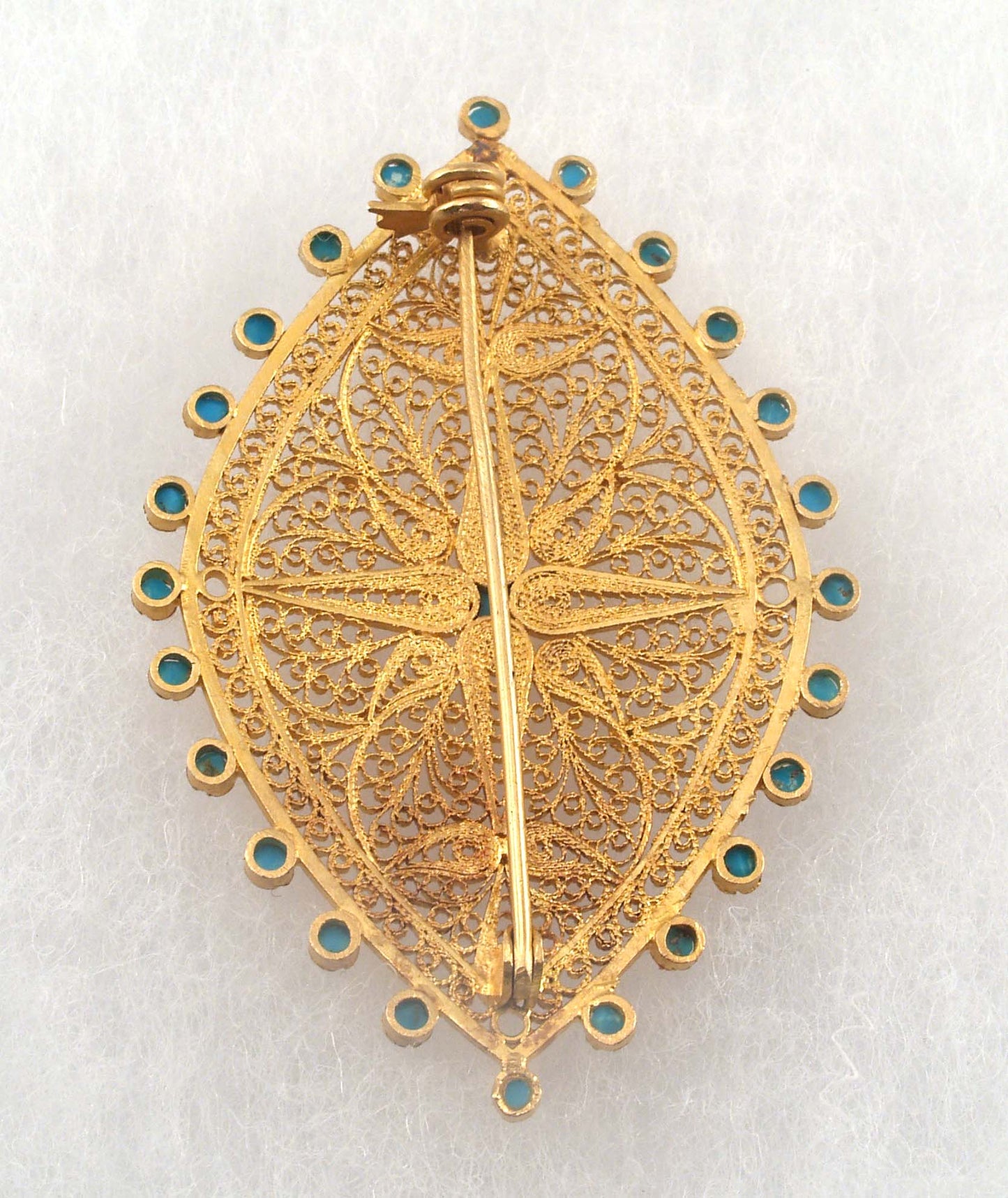 HE-Brooch in high karat gold filigree with turquoise