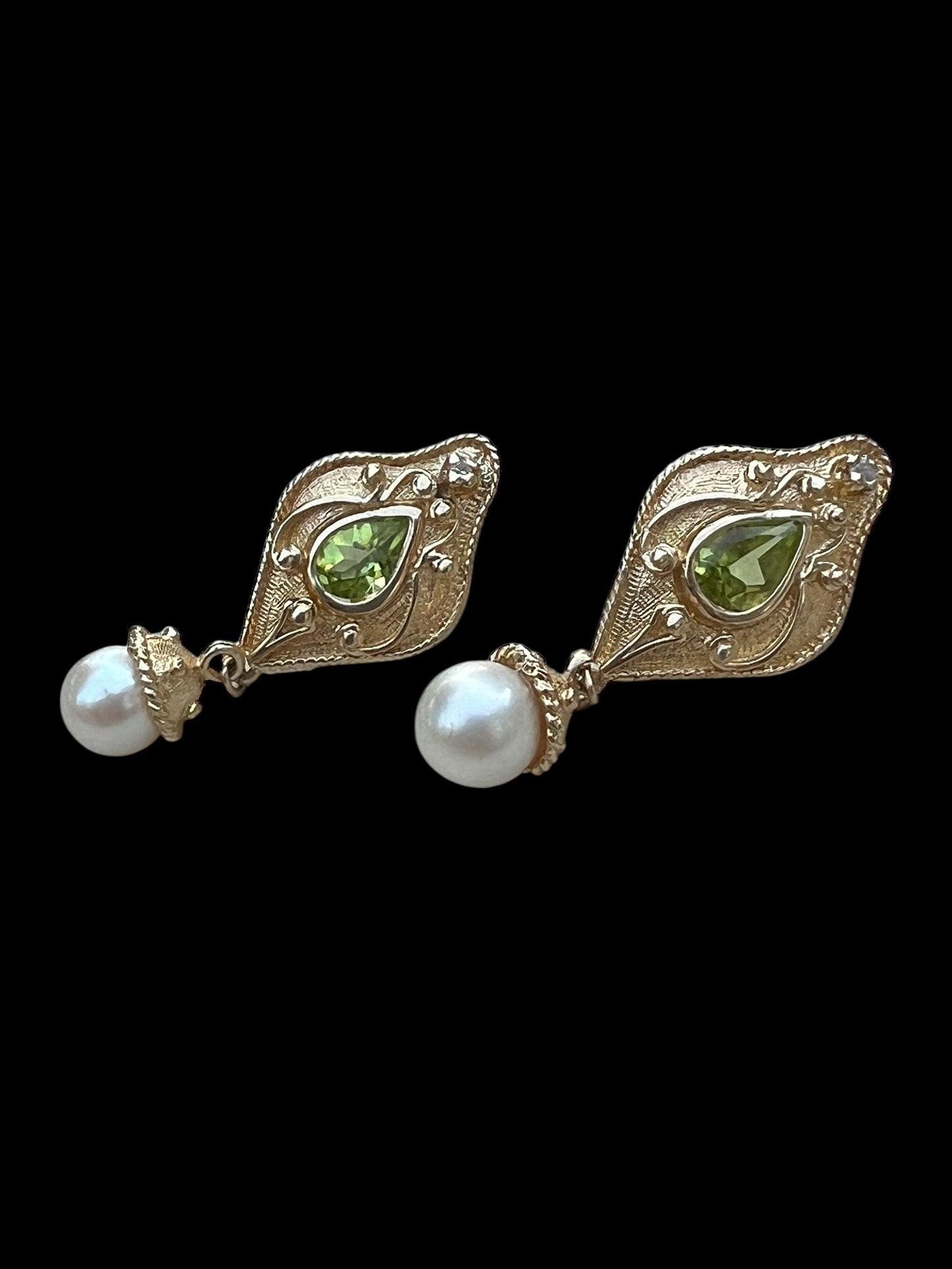 Modern 14KY gold peridot, diamond and cultured pearl drop earring