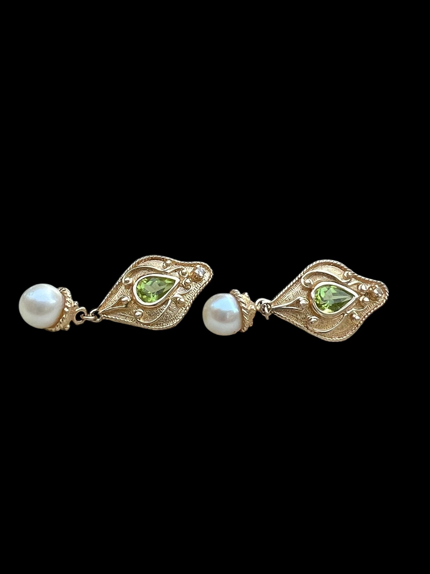 Modern 14KY gold peridot, diamond and cultured pearl drop earring